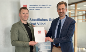 Daniel Dietz vom Staatlichen Schulamt übergibt die Urkunde an Tobias Michel