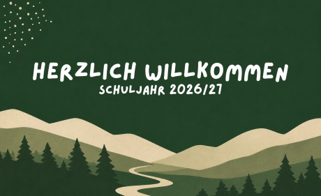 Daniel Dietz vom Staatlichen Schulamt übergibt die Urkunde an Tobias Michel